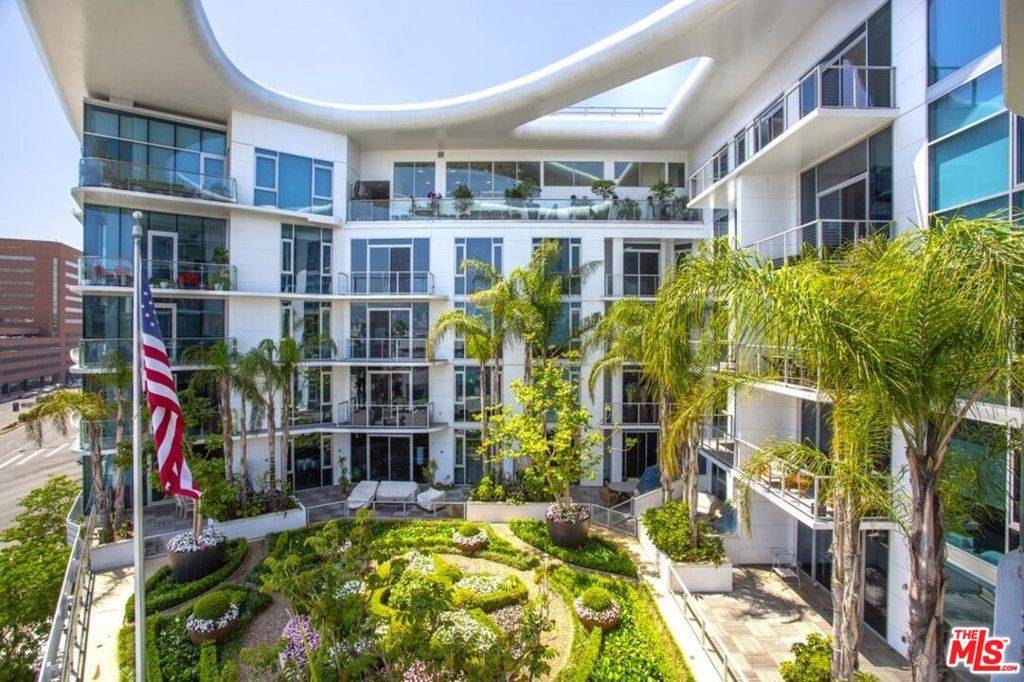 Los Angeles, CA 90048,8500 Burton WAY #718