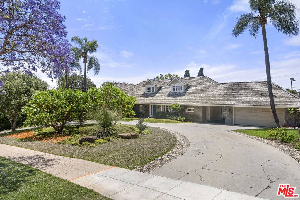 Beverly Hills, CA 90210,717 N Alta DR