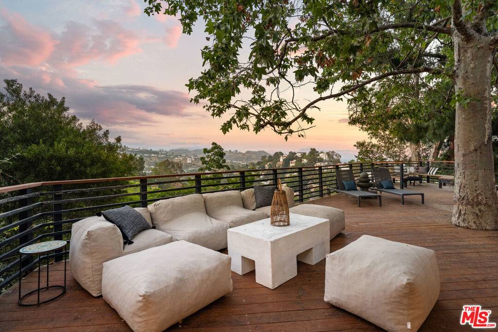 Los Angeles, CA 90046,8490 Cole Crest DR