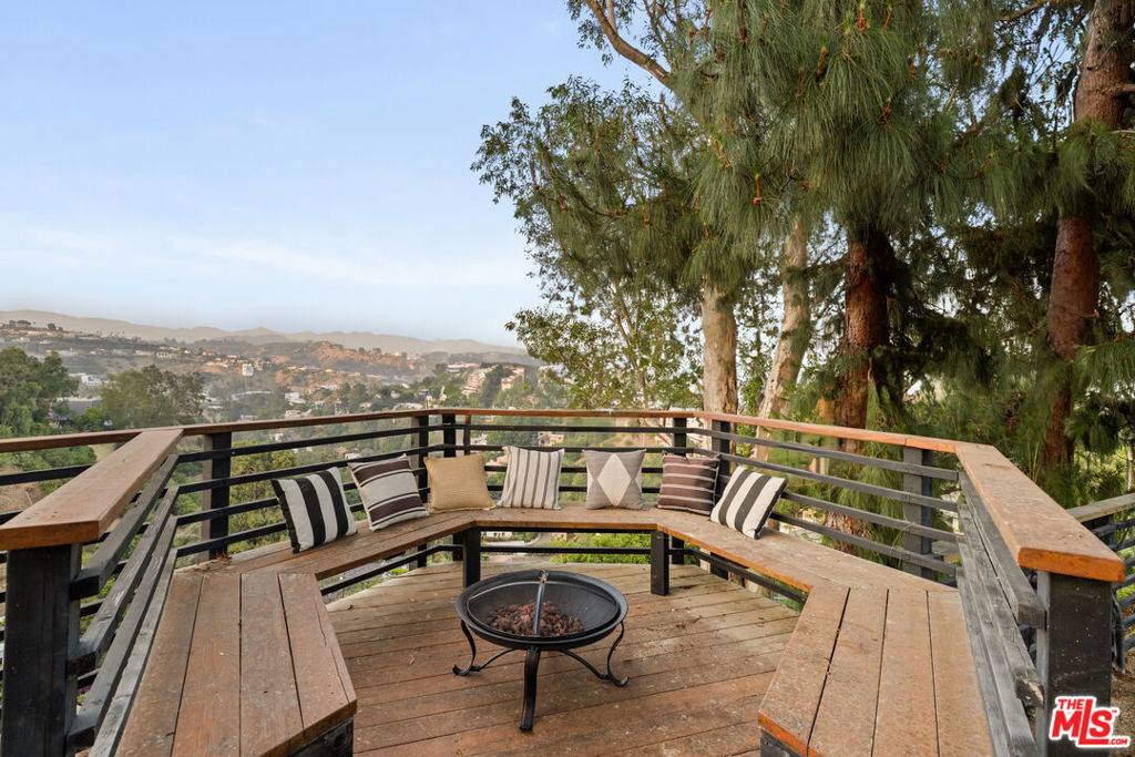Los Angeles, CA 90046,8490 Cole Crest DR