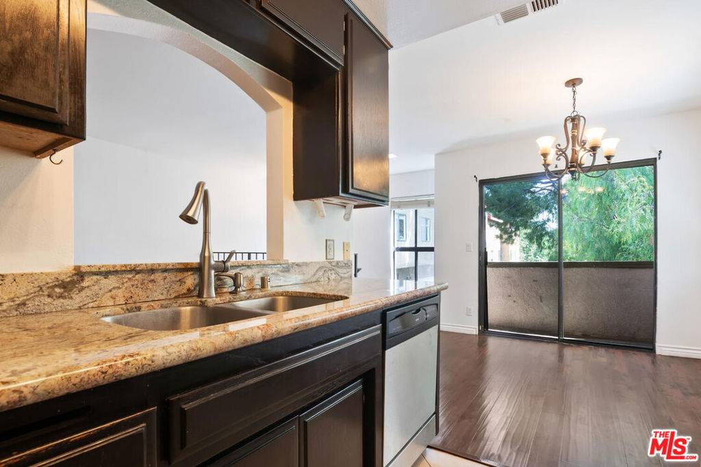 Agoura Hills, CA 91301,5322 Colodny DR #9