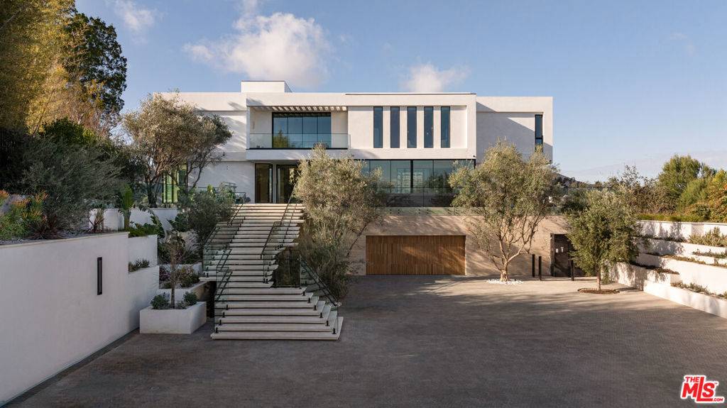 16187 Royal Oak RD, Encino, CA 91436