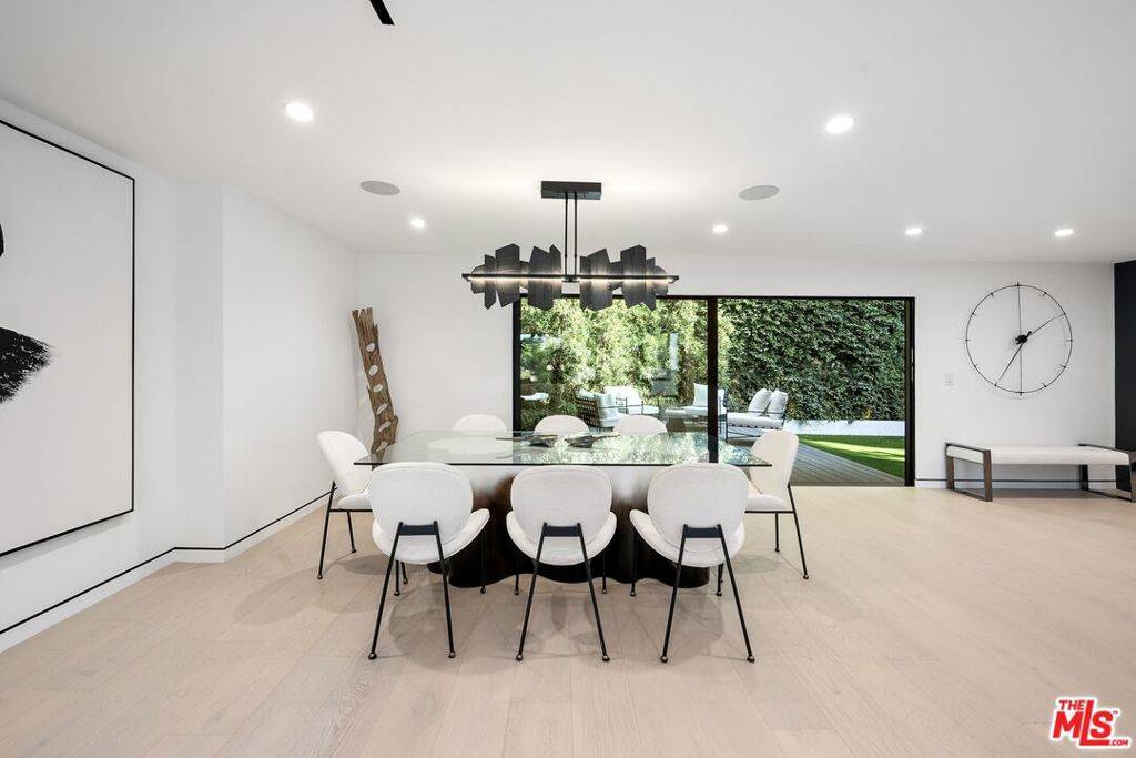 Los Angeles, CA 90068,3290 N Knoll DR