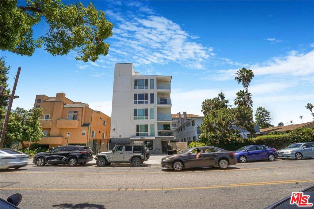 North Hollywood, CA 91602,10918 Camarillo ST #302