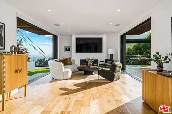 Los Angeles, CA 90046,8021 Floral AVE