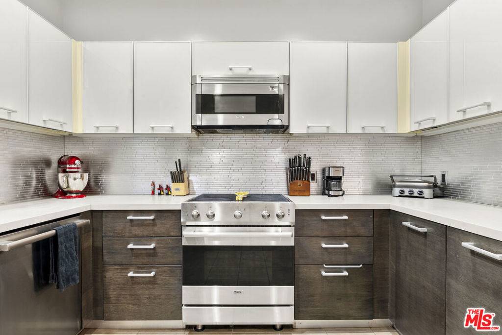 Los Angeles, CA 90046,1411 N Detroit ST #205