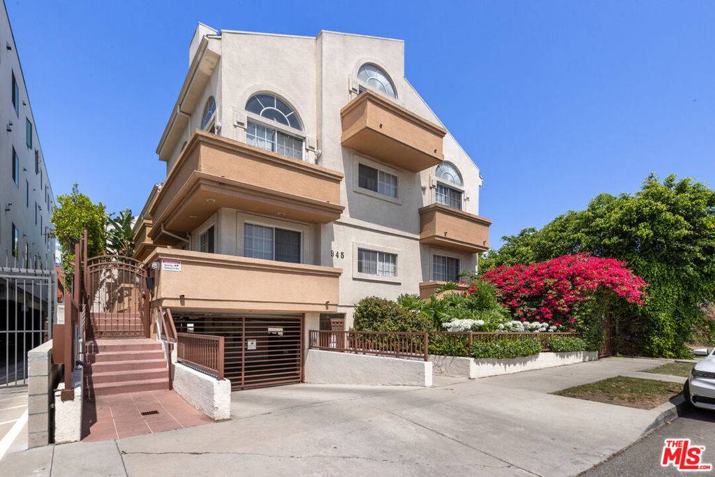 Los Angeles, CA 90038,945 N Hudson AVE #104
