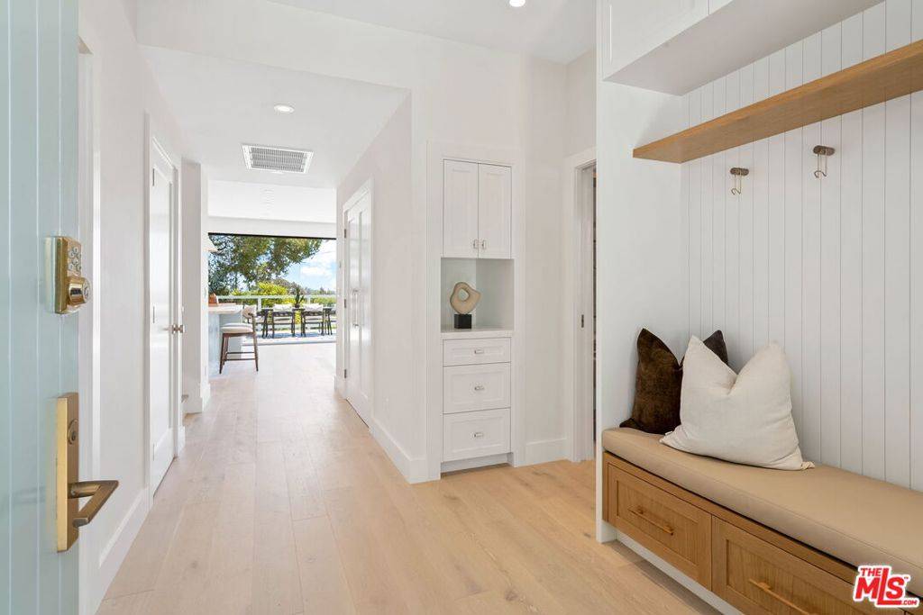 Los Angeles, CA 90066,13048 Rose AVE