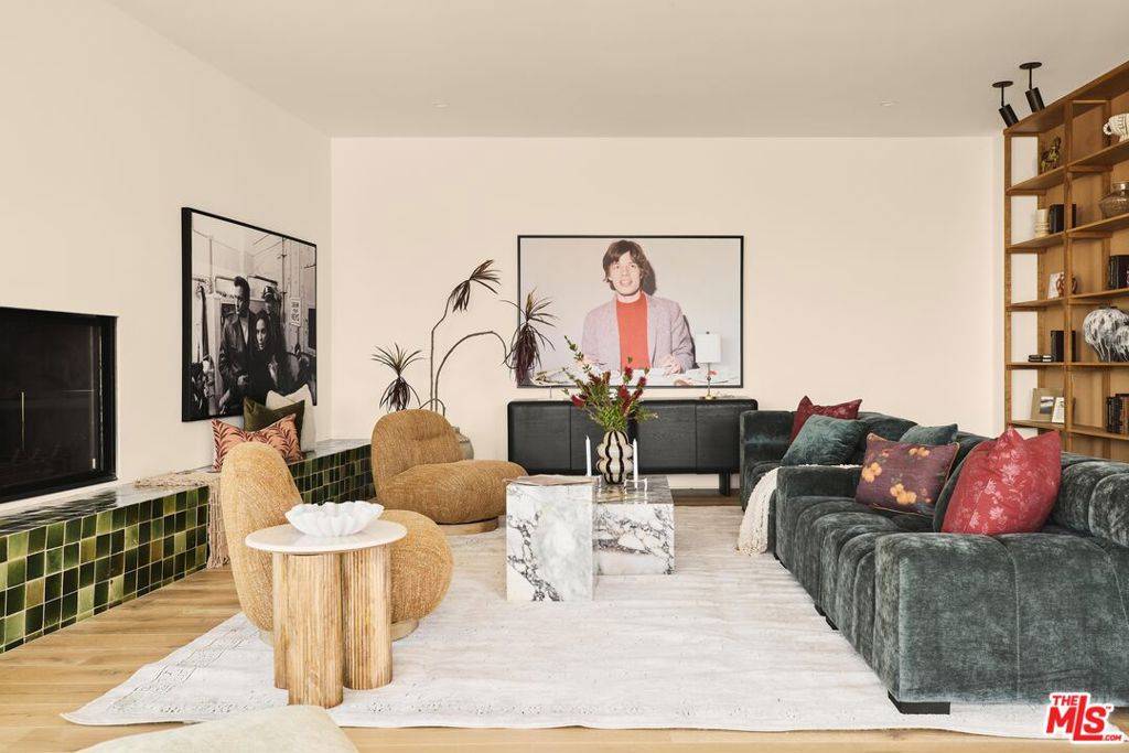 Los Angeles, CA 90068,5698 Holly Oak DR