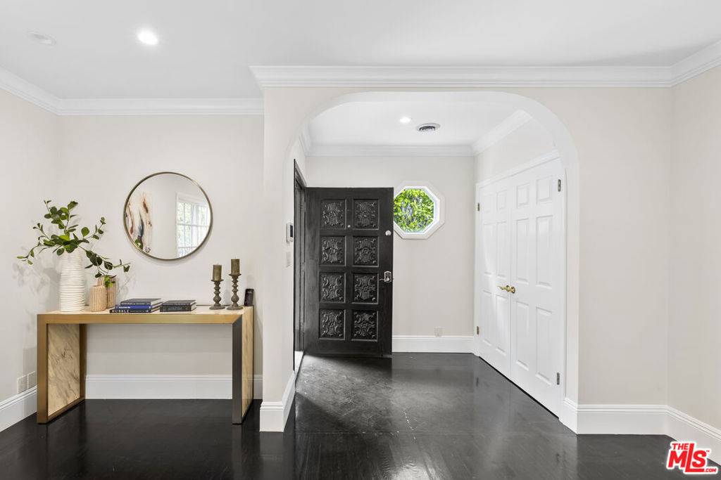 West Hollywood, CA 90069,9035 Lloyd PL