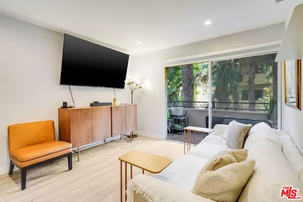 Los Angeles, CA 90068,6728 Hillpark DR #308