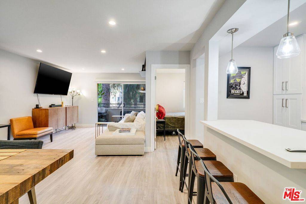 Los Angeles, CA 90068,6728 Hillpark DR #308