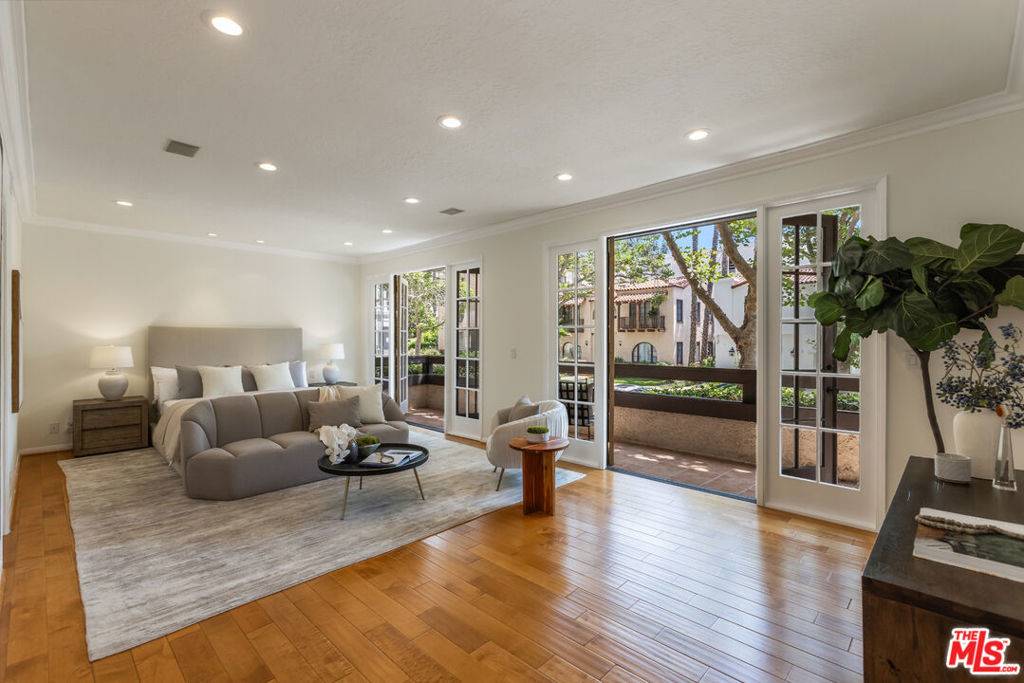 Beverly Hills, CA 90212,133 S Oakhurst DR #104