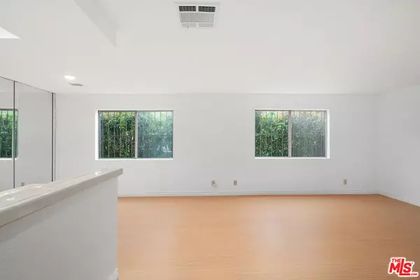 Los Angeles, CA 90035,839 S Holt AVE #104