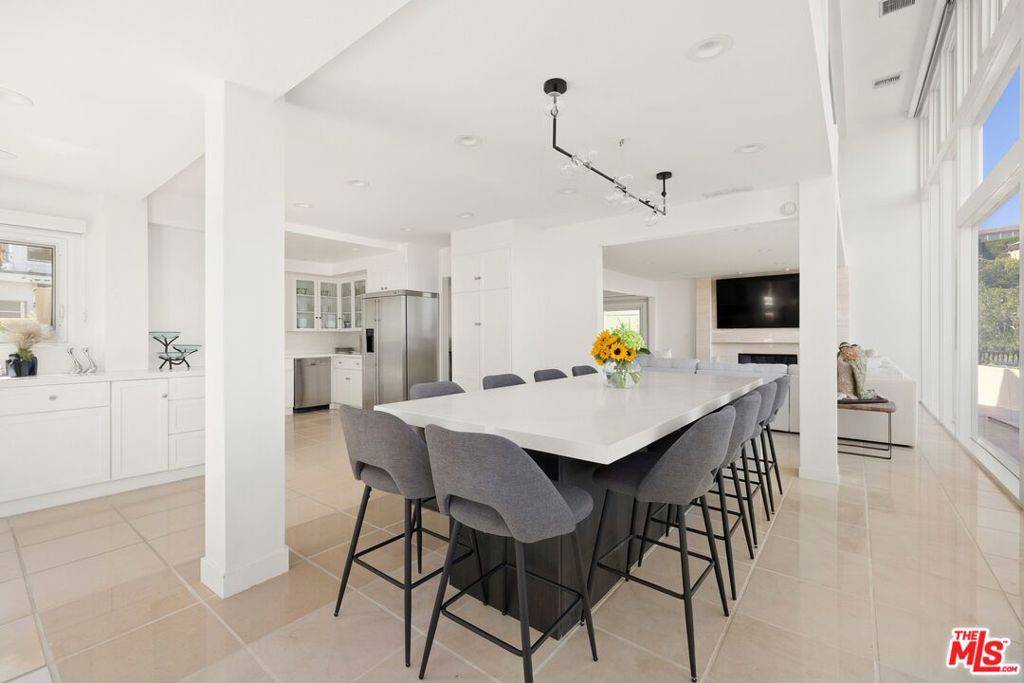 Los Angeles, CA 90077,1244 Stradella RD