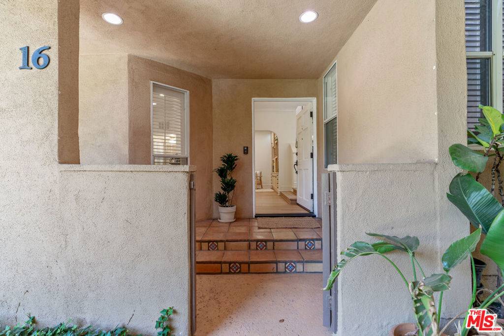 Tarzana, CA 91356,18730 Hatteras ST #16