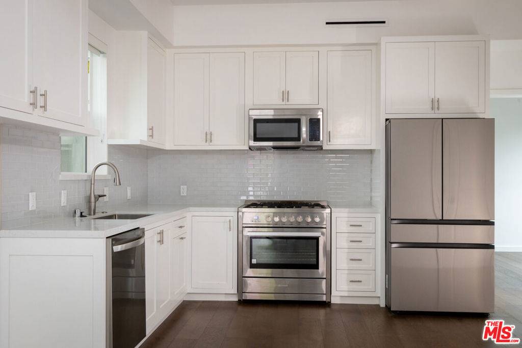 Woodland Hills, CA 91367,24042 Killion ST