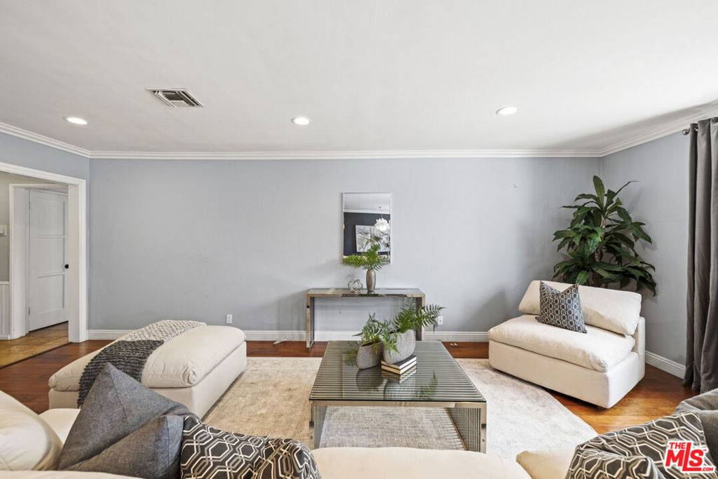 Van Nuys, CA 91406,8136 Genesta AVE