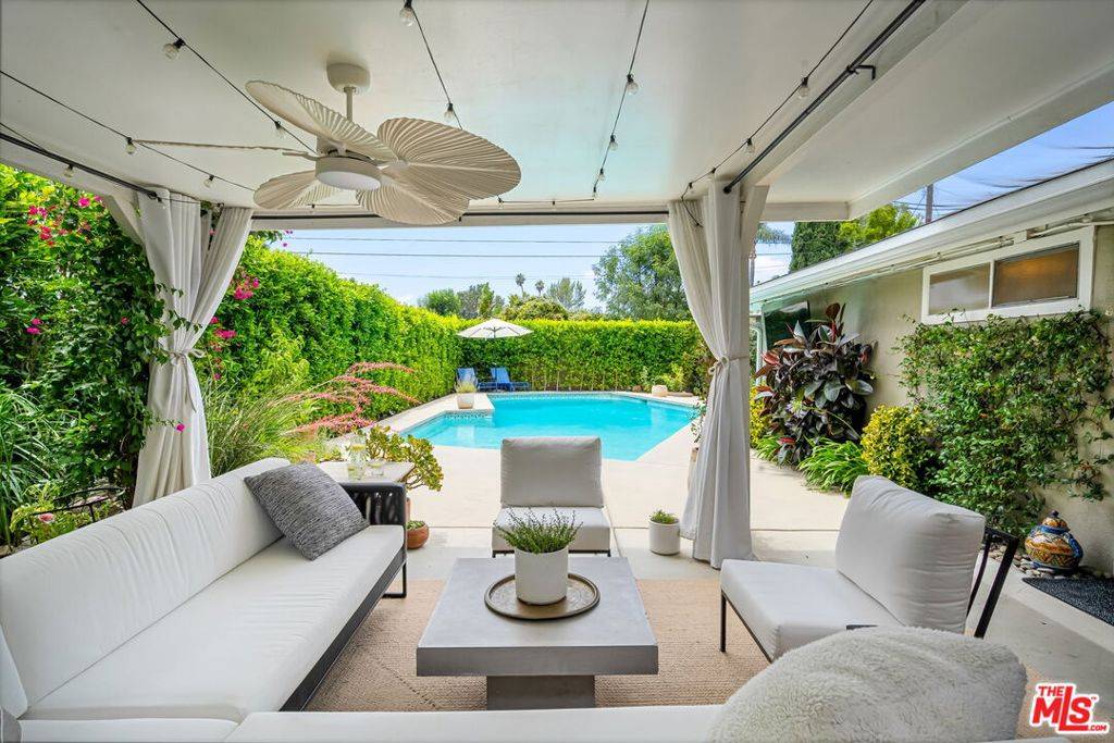 19808 Victory BLVD, Woodland Hills, CA 91367