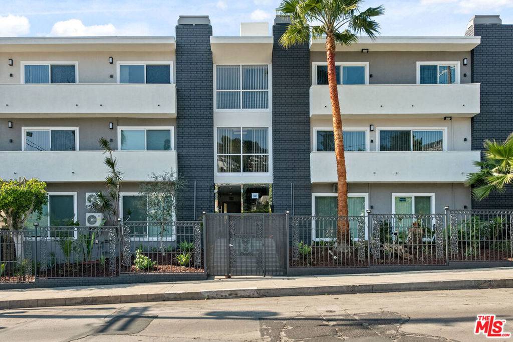 Los Angeles, CA 90068,2447 N Beachwood DR #5