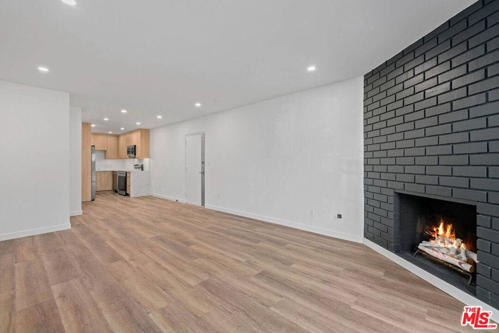 Los Angeles, CA 90068,2447 N Beachwood DR #5