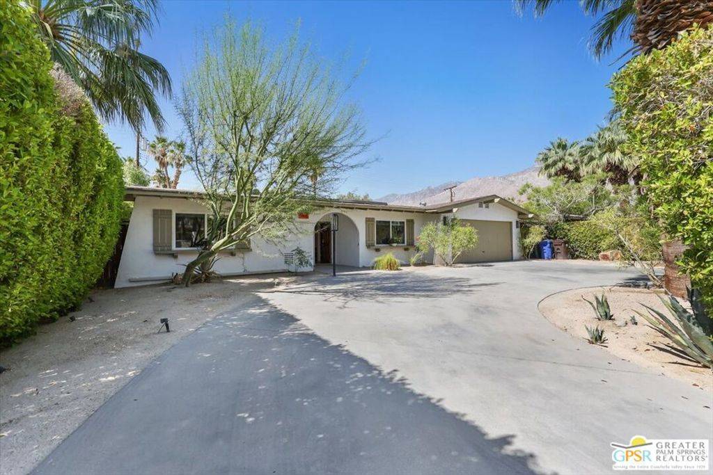 1365 E Tachevah DR, Palm Springs, CA 92262
