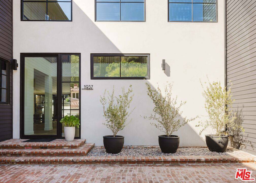 Beverly Hills, CA 90210,1937 N Beverly DR