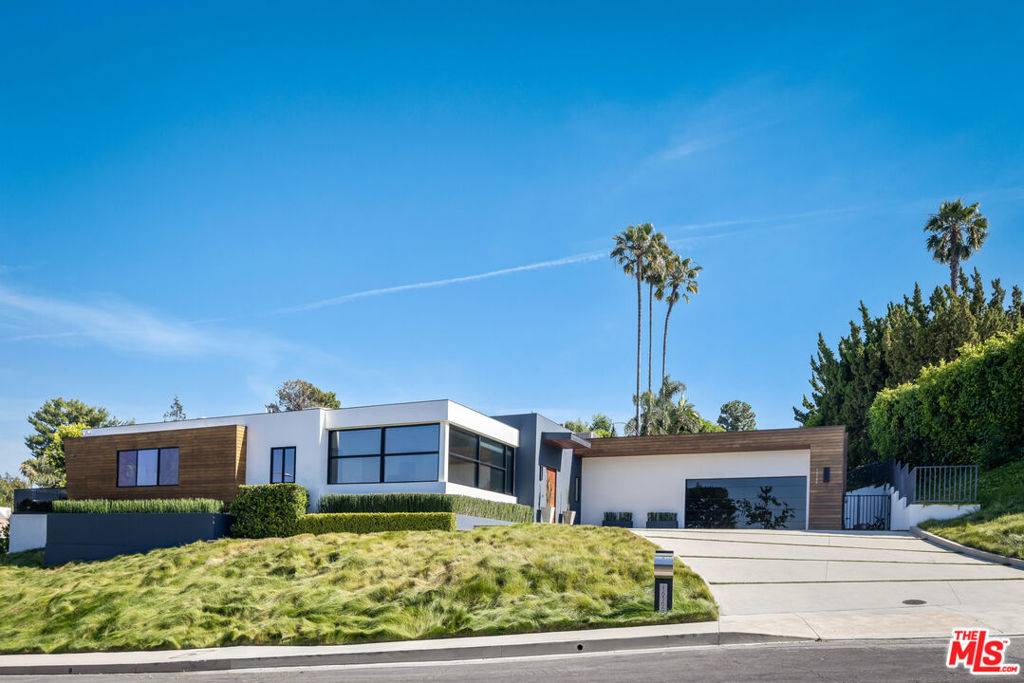 Los Angeles, CA 90049,16366 Sloan DR