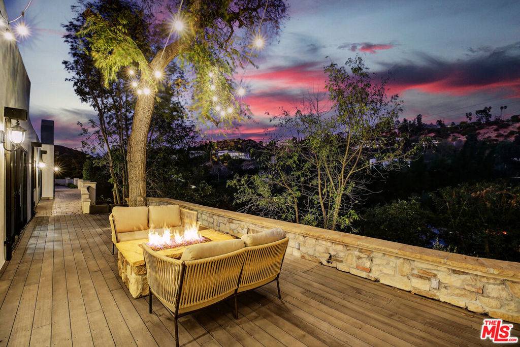 Los Angeles, CA 90046,2570 Nichols Canyon RD