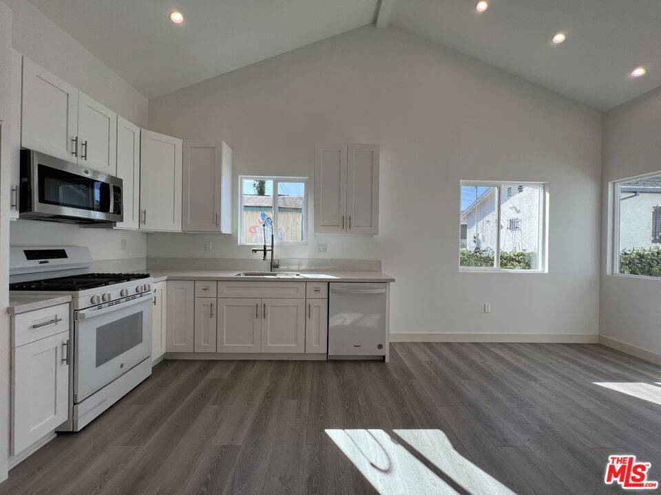 8642 Baring Cross ST, Los Angeles, CA 90044