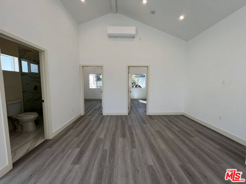 Los Angeles, CA 90044,8642 Baring Cross ST