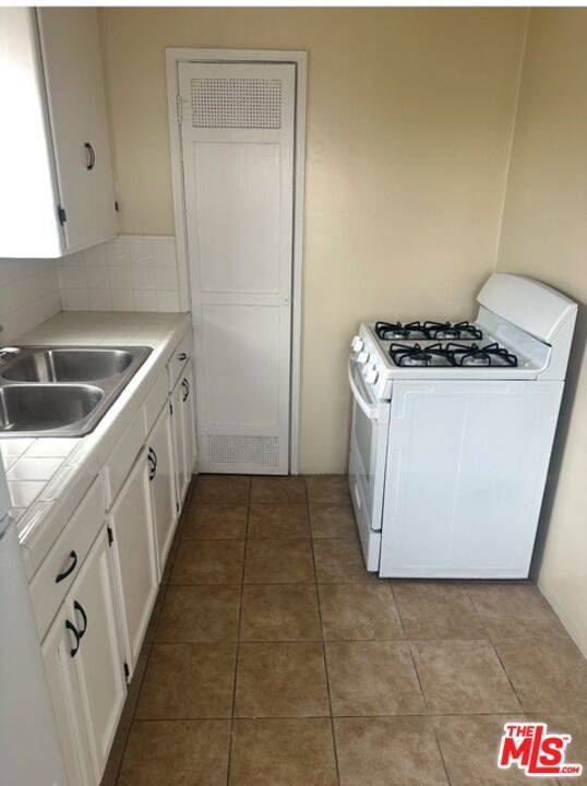 Los Angeles, CA 90044,900 W 69th Street