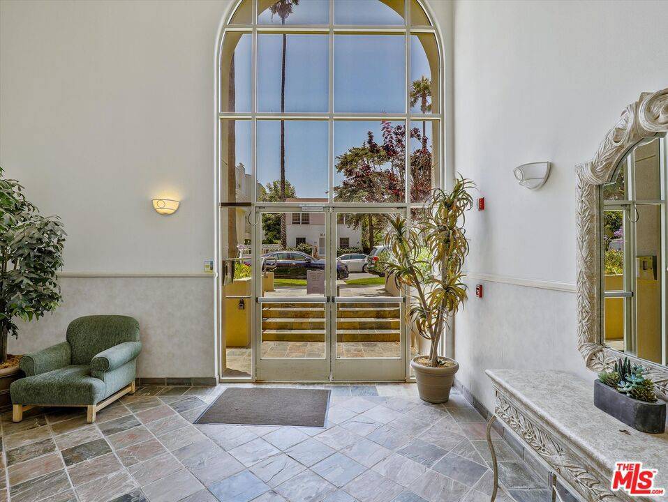 Santa Monica, CA 90403,937 12th ST #308
