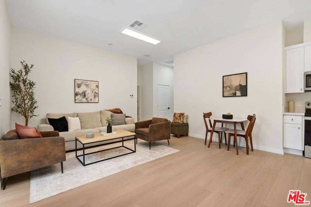 North Hollywood, CA 91605,6916 Bellingham AVE