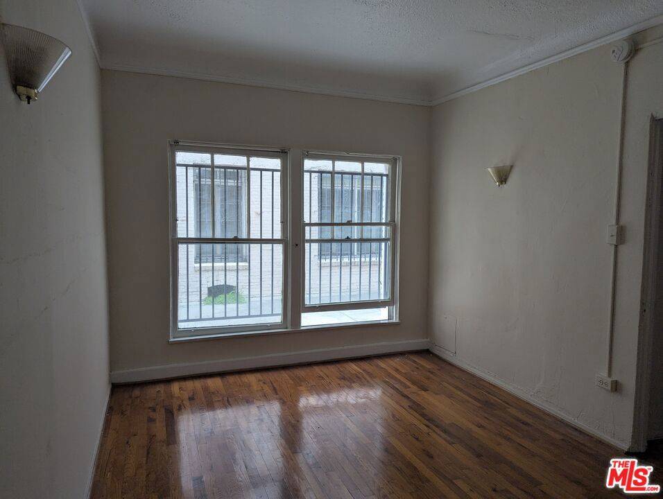 Los Angeles, CA 90036,657 S COCHRAN AVE #104