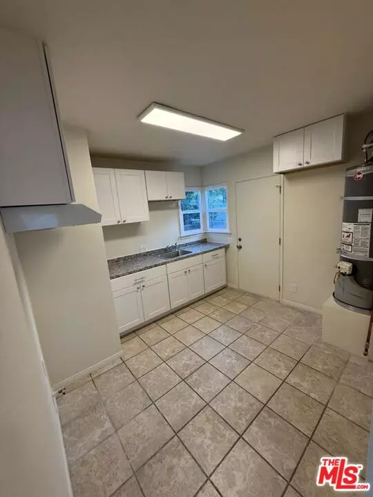South Gate, CA 90280,5242 Mccallum AVE #E