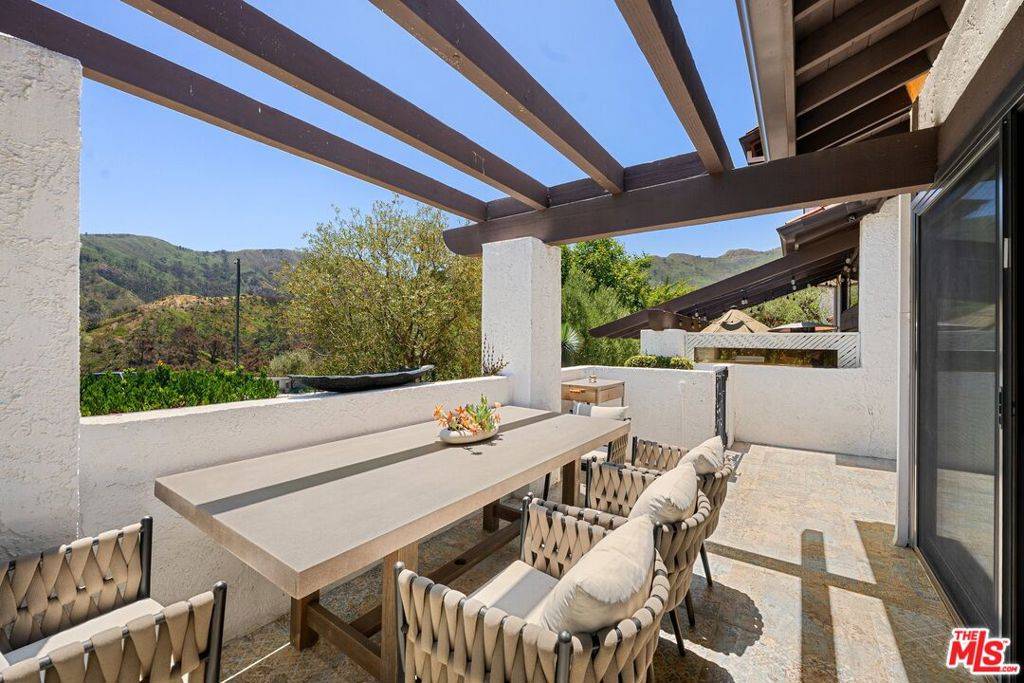 Pacific Palisades, CA 90272,1529 Michael LN