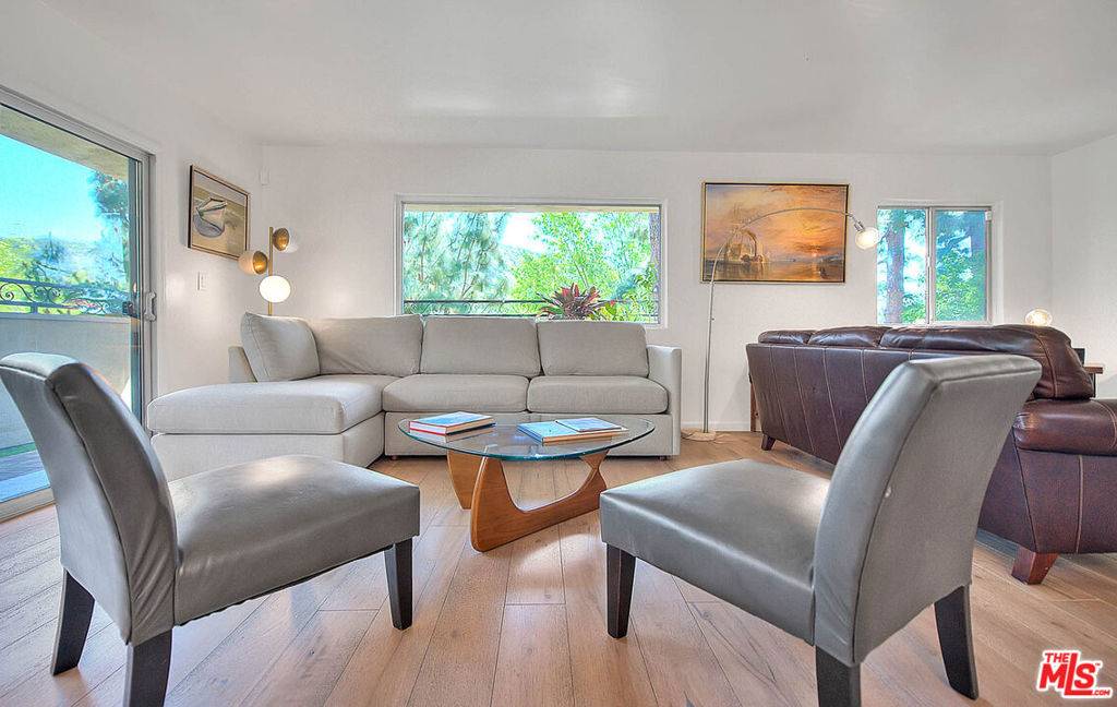 Los Angeles, CA 90068,6704 Hillpark DR #202