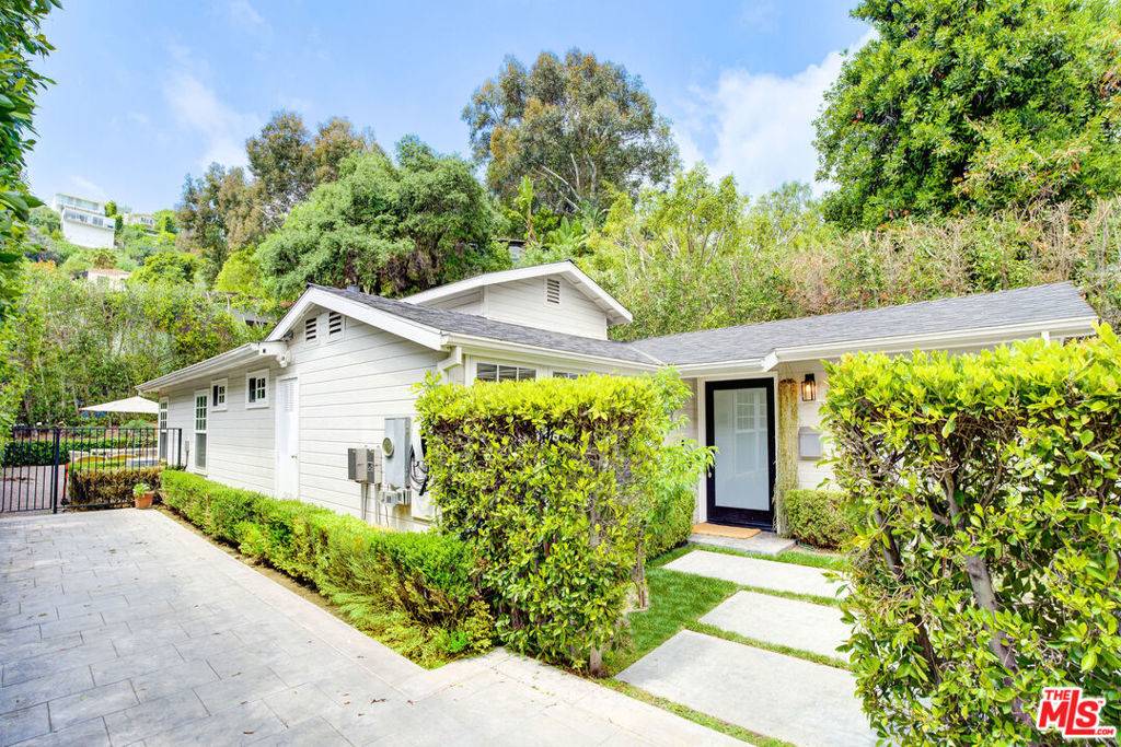 Los Angeles, CA 90068,2575 N Beachwood DR