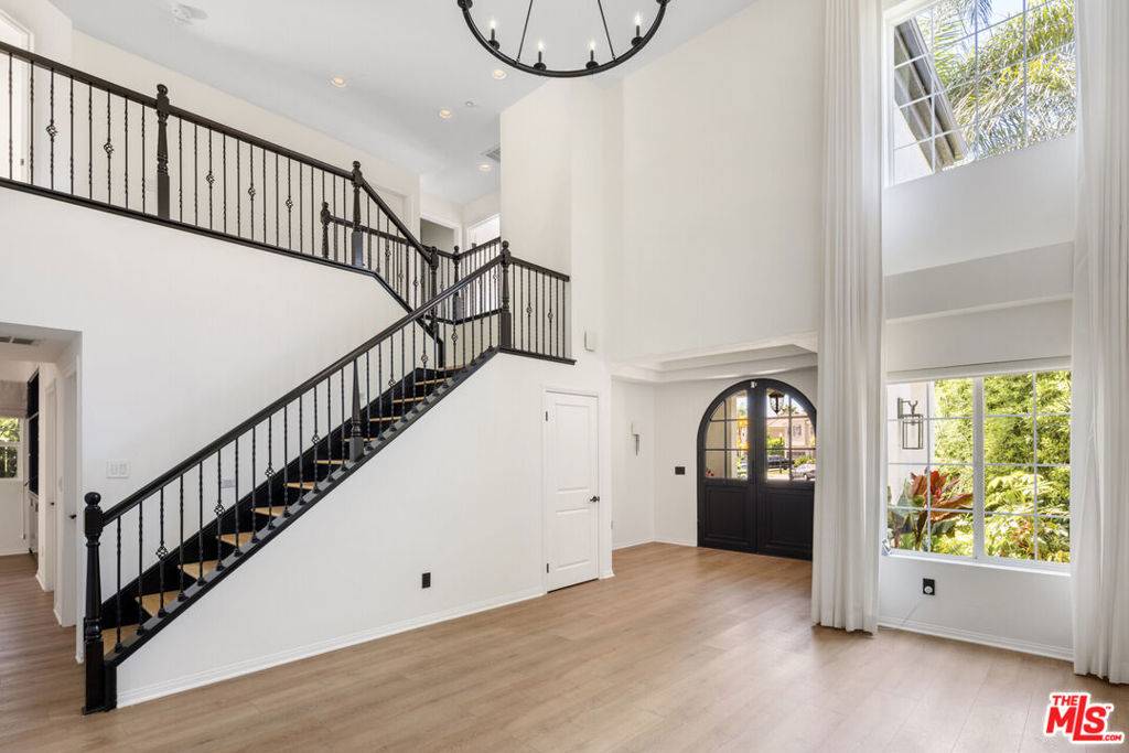 North Hollywood, CA 91605,7676 Coldwater Canyon CT