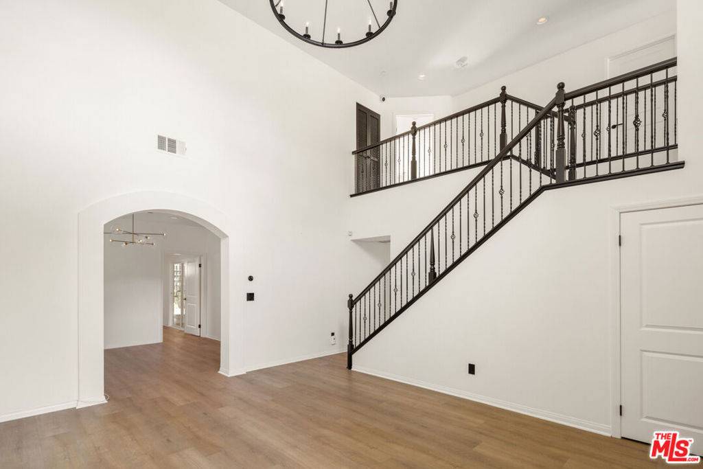 North Hollywood, CA 91605,7676 Coldwater Canyon CT