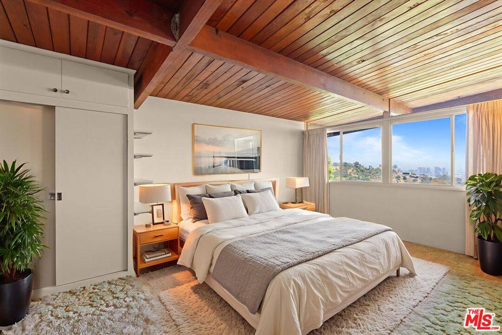 Los Angeles, CA 90049,924 Stonehill LN