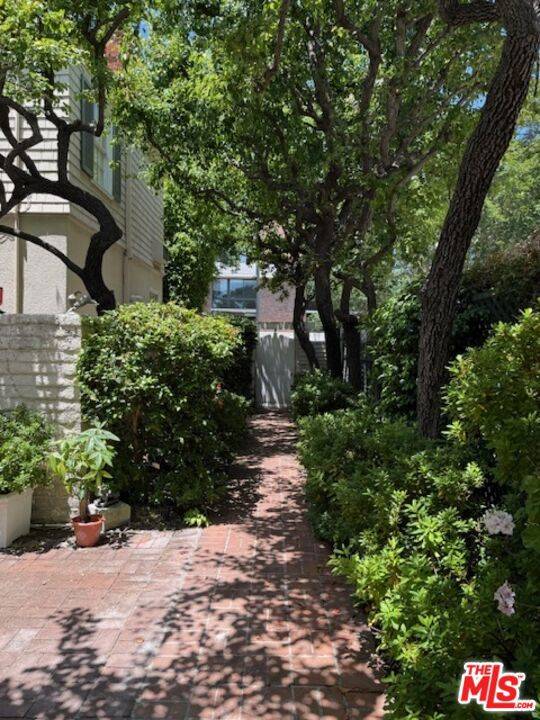 Beverly Hills, CA 90212,222 S Spalding DR