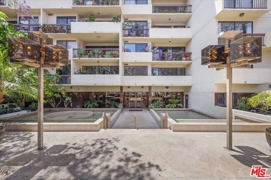 Beverly Hills, CA 90210,325 N Oakhurst DR #203