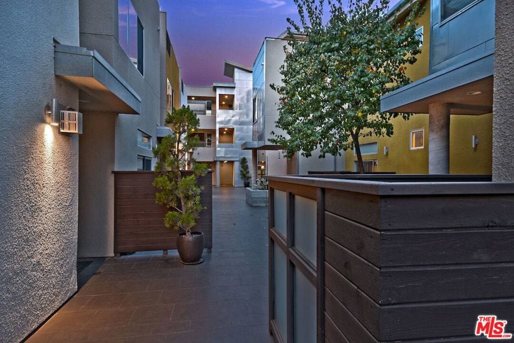 Studio City, CA 91604,11815 Laurelwood DR #1