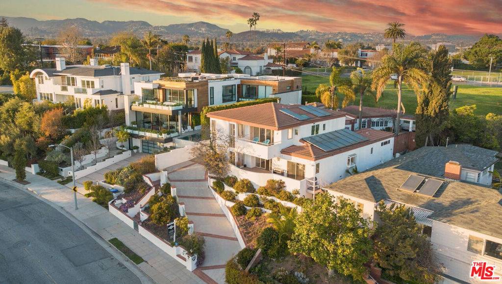 905 Berkeley ST, Santa Monica, CA 90403