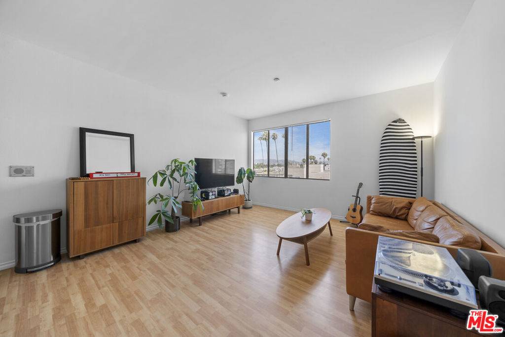 Los Angeles, CA 90020,533 S St Andrews PL #420