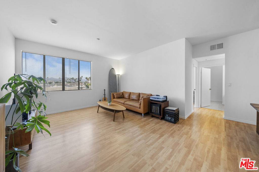 Los Angeles, CA 90020,533 S St Andrews PL #420