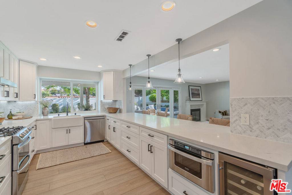 Calabasas, CA 91301,27062 Helmond DR
