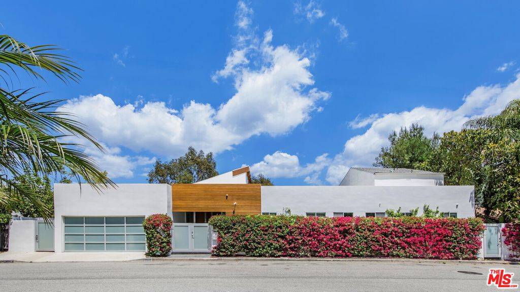 Los Angeles, CA 90068,2600 Carman Crest DR